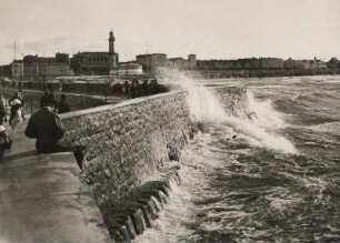 Warnemünde. Mecklenburg. Blick auf die Stadt von der Mole aus gesehen. Raue See bei Windstärke 6