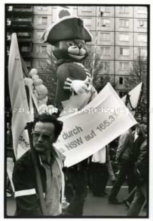 Maidemonstration auf der Karl-Marx-Allee 1987, Demonstranten mit Transparent