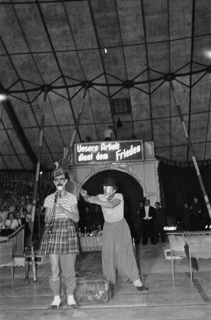 Clowns Knox & Co., Klarinette blasend. Zirkus Busch 1952