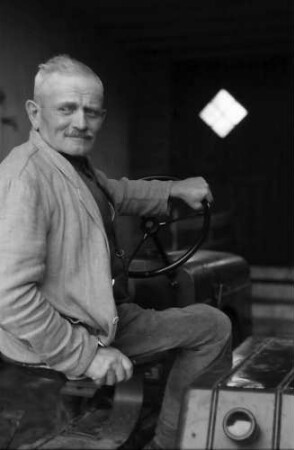 Nierswalde: Herr Friesen auf Traktor