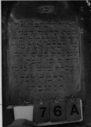 Grabstein 76 (Index: 100086542) Material: Sandstein Zustand: leicht verwittert Maße HxBxT: 152x54x16 cm Beschreibung: Stele, getreppter Sockel, Spitzbogenabschluß: Grabstein 76A