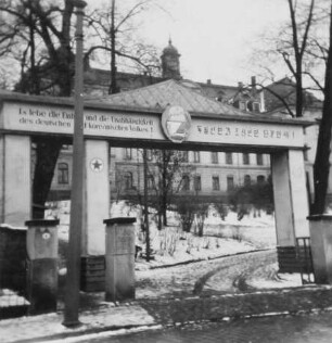 Dresden-Pieschen, Maxim-Gorki-Straße 39. Maxim-Gorki-Heim. Straßenansicht mit Toranlage