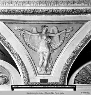 Decken- und Wandmalerei : Stichkappen und Lünettendekoration : Viktoria mit Kronen