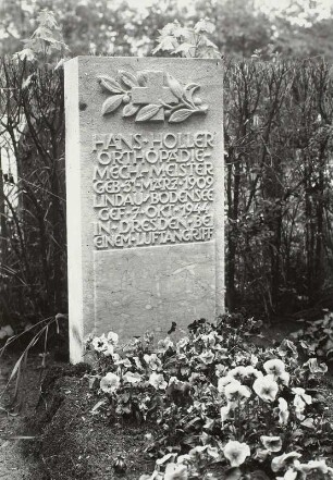 Grabstein für Orthopädiemechanikermeister Hans Heller : Grabstein für Orthopädiemechanikermeister Hans Heller. Sandstein (ab 1944; W. Hempel). Dresden-Tolkewitz, Johannisfriedhof