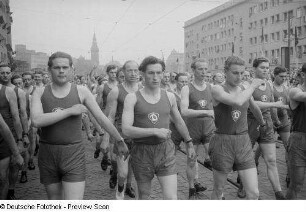 Sportler während einer Parade auf der Straße der III. Weltfestspiele (heutige Jahnallee)