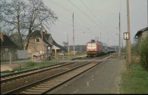 Baitz Lok 112 012 Personenzug Empfangsgebäude Bahnübergang Bahnschranke Bahnsteig SigNe5