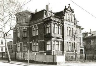 Dresden-Neustadt, Louis-Braille-Straße 6 / Ecke Arndtstraße. Wohnhaus (um 1890). Eckansicht mit Einfriedung
