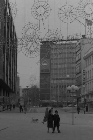 Essen: Weihnachtsbeleuchtungskörper am Kennedyplatz