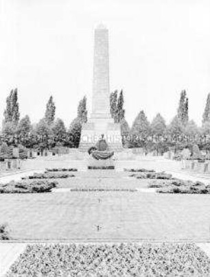 Sowjetisches Ehrenmal mit Statue "Mutter Heimat" vor Obelisken in der Schönholzer Heide in Berlin (Ost)