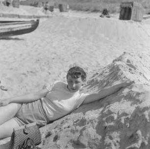 Elisabeth Gremmler liegt am Strand