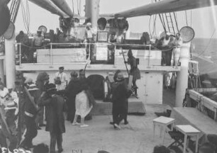 Äquatortaufe : Die Passagiere bei der Äquatortaufe auf Deck des Dampfschiffes Usambara