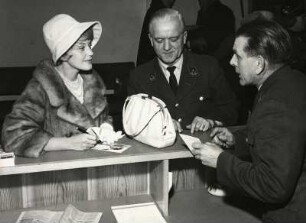 [Internationale Filmfestspiele, Maria Schell schreibt Autogramme]