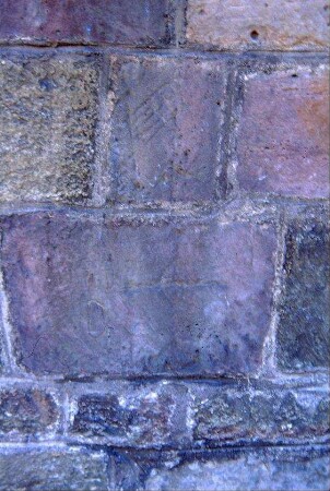 Detail des ältesten Hauses des Ortes, Natursteinsockel