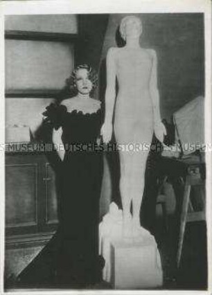 Marlene Dietrich neben der nach ihr selbst geschaffenen Skulptur von S.C. Scarpitta