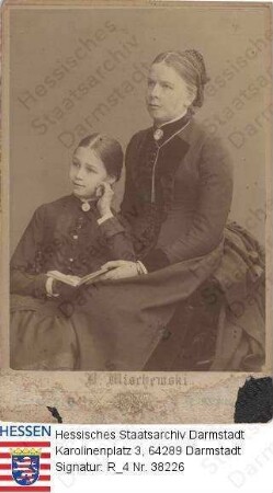 Tiedemann, Olga v. (1836-1912) / Porträt mit Alexandrine v. Tiedemann verh. v. Mellenthin (1862-1923), sitzend, Kniestück