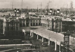 Genua. Italien. Stazione marittima di Genova (Passagierterminal, wörtlich „Meeresbahnhof“); errichtet zwischen 1916 bis 1930. Im Hintergrund die Hafenanlage und Passagierdampfer