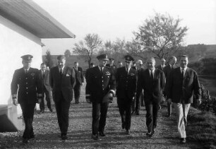 Ihringen; Blankenhornsberg: Kleines NATO Treffen; Gruppe gehend