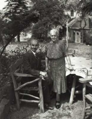 Parkanlage der F. Ernst Sohr - Süßmostkelterei : Ernst Sohr und seine Frau in der Parkanlage der F. Ernst Sohr - Süßmostkelterei in der Muldenaue