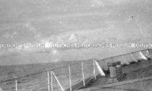 Heimfahrt vom Internierungslager auf Angel Island auf dem italienischen Dampfer "Fella", Sonnenuntergang über dem Meer