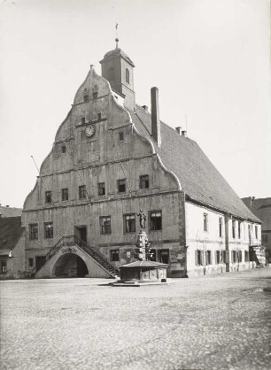 Grimma, Rathaus : Grimma. Rathaus. Ansicht von Westen mit Marktbrunnen (P. Pills)