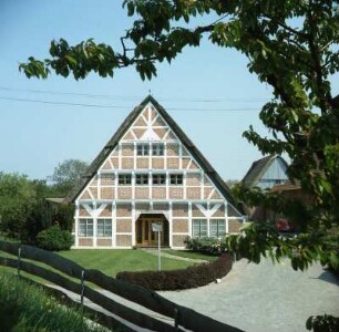 Altes Land. Obstbauernhof : Altes Land. Reich verzierte Fassade eines Obstbauernhofes an der Lühe