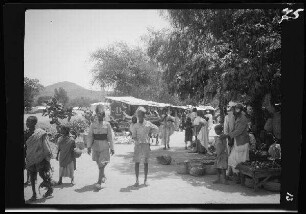 Keren (Eritrea): Markt mit Marktständen und Ortsbewohnern