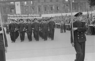 Internationale Friedenskundgebung der Fédération Internationale des Anciens Prisonniers Politiques (FIAPP) und der Vereinigung der Verfolgten des Naziregimes (VVN) : Demonstrierende