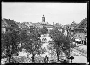 Schweinfurt. Blick über den Markt mit Friedrich-Rückert-Denkmal