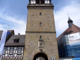 Stadtbefestigung - Stadttor (oberer Torturm) von Osten (ehemalige Feldseite) mit Durchfahrt sowie Allianzwappen