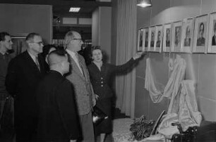Johannes Dieckmann mit Vertretern der vietnamesischen Messedelegation - Messerundgang