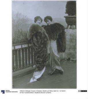 Frauen in Kleidern, Mantel und Stola