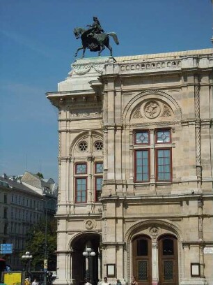 Wien - Staatsoper : Seitenansicht des Gebäudes der Staatsoper mit Reiterfigur. Aufgenommen am 16. Juni 2011 in Wien