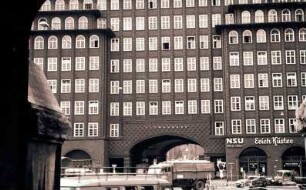 Hamburg: Durchblick durch Brückenbogen auf Chilehaus