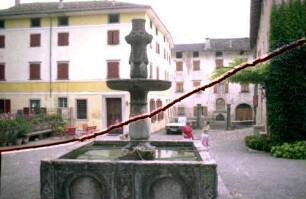 Lasino: Schloss Passy [Villa Ciani Bassetti], Garten und Hofansichten