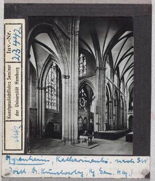 Oppenheim: Katharinenkirche, Blick in Seitenschiff und Langhaus vom Chor