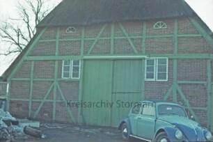 Hauptstraße 55: Bauernhaus mit Reetdach: Teilansicht: Giebelseite Wirtschaftstrakt mit Scheunentor