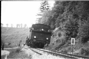 Lok 16, Arbeitszug bei Trillfingen, Schwellenladen, A-Schild, Anfang der Langsamfahrstelle