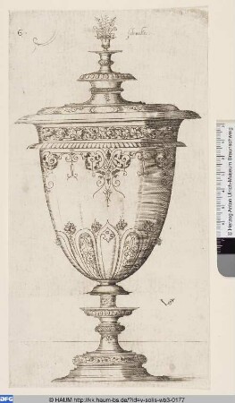 Deckelpokal mit Mauresken und Laubwerk am Rand