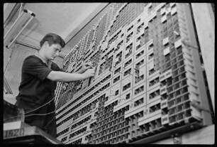 VEB Werk für Signal- und Sicherungstechnik Berlin, Bild 1: Mann beim Bestücken einer Steuerungseinheit. SW-Foto, 1963 © Kurt Schwarz.