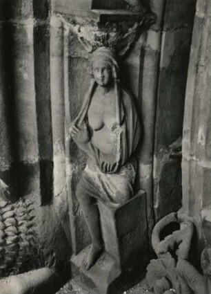 Goldene Pforte : Goldene Pforte. Grillenburger Sandstein (um 1230). Auferstehende Frau der ersten Figurenarchivolte. Freiberg, Dom Sankt Marien