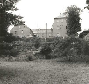 Plohn. Ehem. Burg (nach 1633). Wirtschaftsgebäude und Herrenhaus. Parkansicht