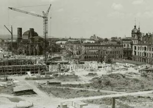 Dresden, Altstadt : Dresden. Blick vom Neubau an der Ernst-Thälmann-Straße gegenüber dem Haus Altmarkt nach Nordwesten auf die Baustelle an der Schloßstraße und zu den Ruinen der Sophienkirche, des Taschenbergpalais und des Schlosses