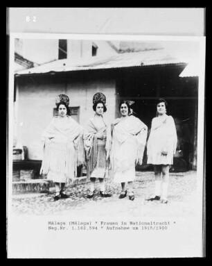 Frauen in Nationaltracht