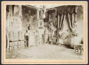 Wohnraum von Prof. E. A. Donadini : Ansicht eines prunkvoll eingerichteten Salons, vermutlich in der späteren Dresdner Wohnung des Malers E. A. Donadini