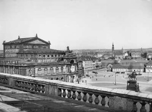 Dresden. Theaterplatz mit Opernhaus : Dresden-Altstadt. Blick vom Dach der Gemäldegalerie über den Theaterplatz mit Opernhaus, Hotel Bellevue über die Elbe zur Neustadt