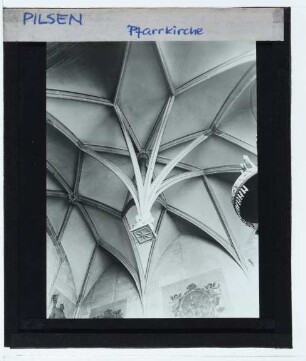 Pilsen, St.-Bartholomäus-Kirche : Innenansicht, Gewölbe mit Abhängling (Sternberg-Kapelle?)