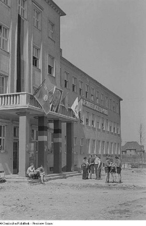 Angehörige der Fachschule für Landwirtschaftsmaschinenbau in deren Eingangsbereich