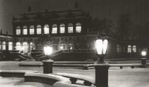 Dresden. Zwinger. Blick zum Mathematisch-Physikalischen Salon. Winteraufnahme bei Nacht