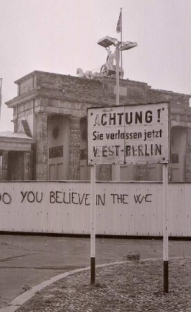 Mauer, Berlin-West Blcik auf das Brandenburger Tor, Inschrift auf der Mauer, Foto 1985