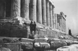 Athen. Akropolis (450ante). Ansicht mit zwei Luftwaffenhelferinnen